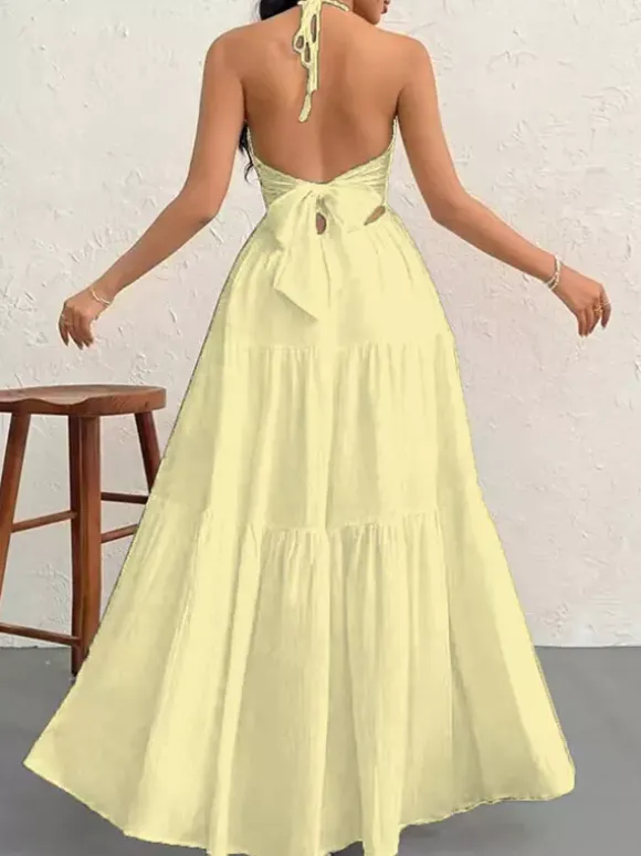 Robe de plage longue maxi fluide à dos nu et col halter en V ornée de volants superposés idéale pour les vacances d'été.
