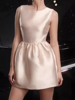 Robe de soirée courte en satin champagne sans manches avec n艙ud dans le dos 2026