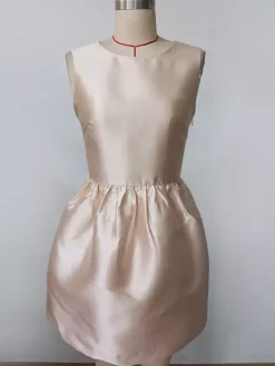 Robe de soirée courte en satin champagne sans manches avec n艙ud dans le dos 2026