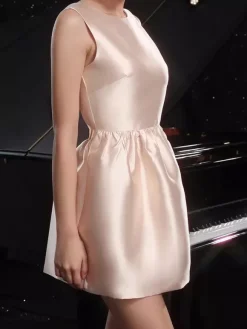 Robe de soirée courte en satin champagne sans manches avec n艙ud dans le dos 2026