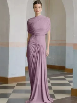 Robe de soirée fourreau à encolure travaillée et plissée idéale pour les fêtes.