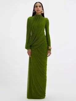 Robe de soirée fourreau plissée à encolure travaillée longueur au sol idéale pour les fêtes.