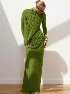 Robe de soirée fourreau plissée à encolure travaillée longueur au sol idéale pour les fêtes.