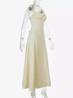 Robe de soirée jaune satinée à fines bretelles robe longue fluide à décolleté c艙ur et dos lacé.