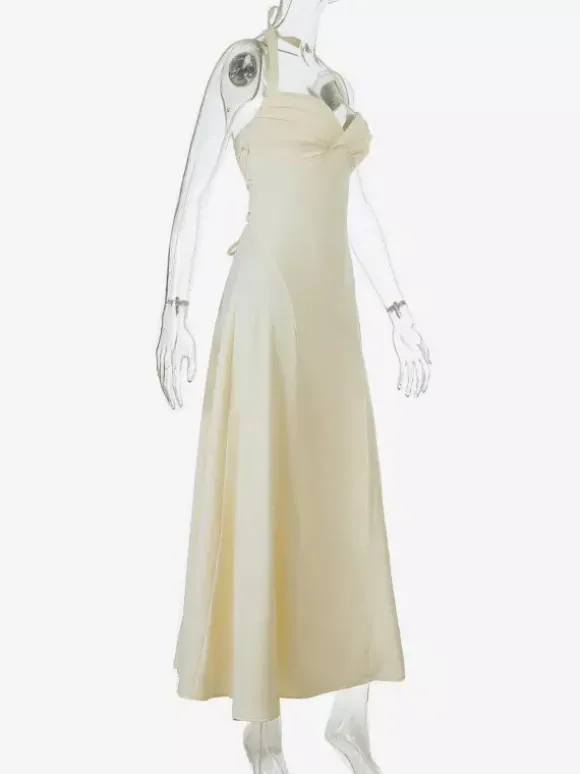 Robe de soirée jaune satinée à fines bretelles robe longue fluide à décolleté c艙ur et dos lacé.
