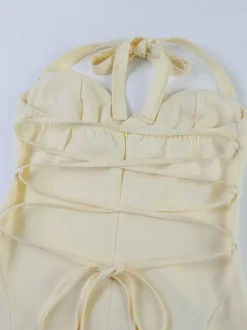 Robe de soirée jaune satinée à fines bretelles robe longue fluide à décolleté c艙ur et dos lacé.