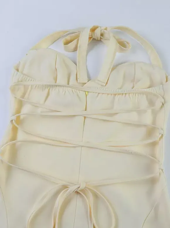 Robe de soirée jaune satinée à fines bretelles robe longue fluide à décolleté c艙ur et dos lacé.