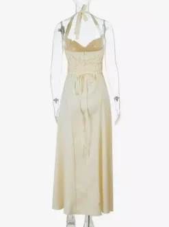 Robe de soirée jaune satinée à fines bretelles robe longue fluide à décolleté c艙ur et dos lacé.