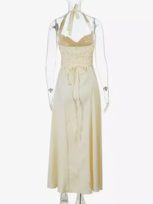 Robe de soirée jaune satinée à fines bretelles robe longue fluide à décolleté c艙ur et dos lacé.