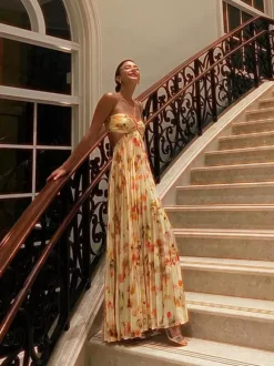 Robe de soirée longue à bretelles spaghetti et dos nu imprimé floral style bohème idéale pour l'été et la plage.