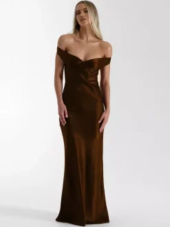 Robe de soirée longue beige à col en V épaules dénudées et dos nu élégante et semi-formelle idéale pour l'été.