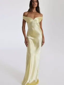 Robe de soirée longue beige à col en V épaules dénudées et dos nu élégante et semi-formelle idéale pour l'été.