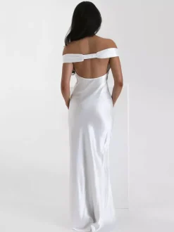 Robe de soirée longue beige à col en V épaules dénudées et dos nu élégante et semi-formelle idéale pour l'été.