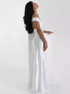 Robe de soirée longue beige à col en V épaules dénudées et dos nu élégante et semi-formelle idéale pour l'été.