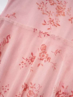 Robe de soirée longue marron foncé à col montant et manches longues évasées imprimé floral.