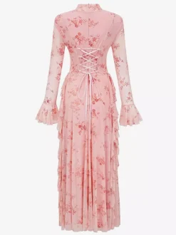 Robe de soirée longue marron foncé à col montant et manches longues évasées imprimé floral.