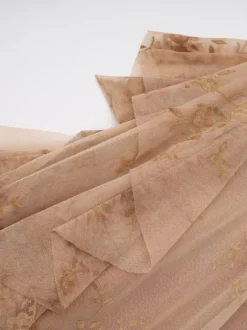 Robe de soirée longue marron foncé à col montant et manches longues évasées imprimé floral.