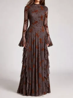 Robe de soirée longue marron foncé à col montant et manches longues évasées imprimé floral.