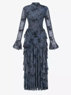 Robe de soirée longue marron foncé à col montant et manches longues évasées imprimé floral.