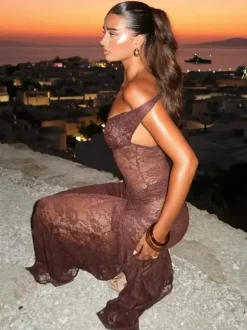 Robe de soirée longue marron café en dentelle épaules dénudées style semi-formel sexy