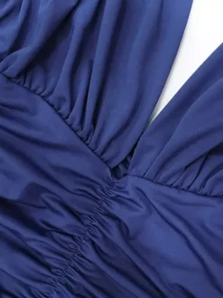 Robe de soirée longue maxi élégante pour femme dos nu froncée et fendue.