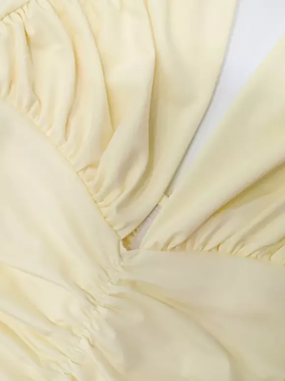Robe de soirée longue maxi élégante pour femme dos nu froncée et fendue.