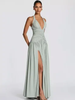 Robe de soirée longue maxi élégante pour femme dos nu froncée et fendue.