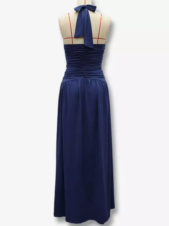 Robe de soirée longue maxi élégante pour femme dos nu froncée et fendue.