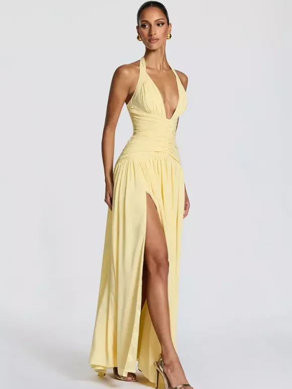 Robe de soirée longue maxi élégante pour femme dos nu froncée et fendue.