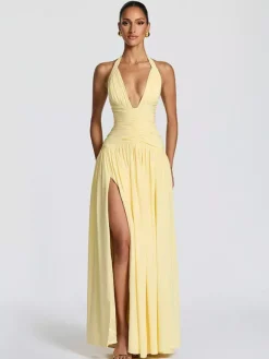 Robe de soirée longue maxi élégante pour femme dos nu froncée et fendue.