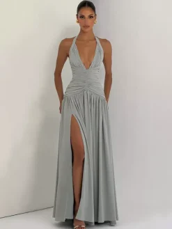 Robe de soirée longue maxi élégante pour femme dos nu froncée et fendue.
