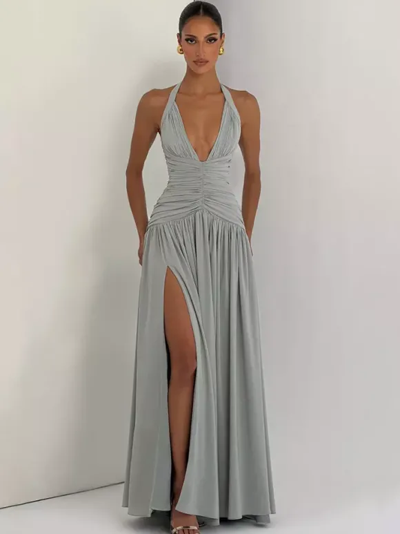 Robe de soirée longue maxi élégante pour femme dos nu froncée et fendue.
