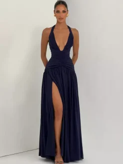 Robe de soirée longue maxi élégante pour femme dos nu froncée et fendue.