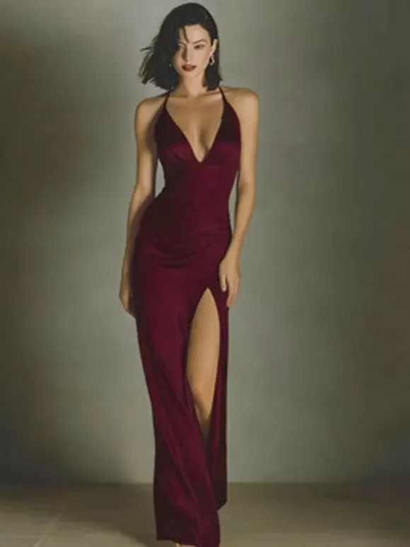 Robe de soirée longue rouge foncé à col halter et lacets sans manches dos nu chic et semi-formelle