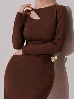 Robe de soirée maxi à découpes et fronces latérales avec détails métalliques dorés pour femmes 2026