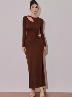 Robe de soirée maxi à découpes et fronces latérales avec détails métalliques dorés pour femmes 2026