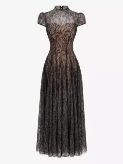 Robe de soirée maxi blanche à col montant et manches courtes évasées style rétro semi-formel