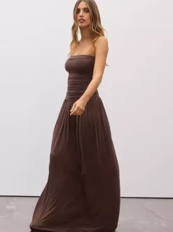 Robe de soirée maxi marron sans bretelles plissée sans manches robe sexy semi-formelle