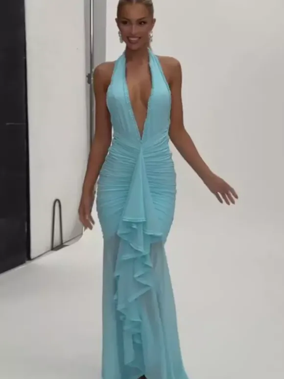 Robe de soirée maxi moulante à col en V profond et froncée dos nu collection 2026