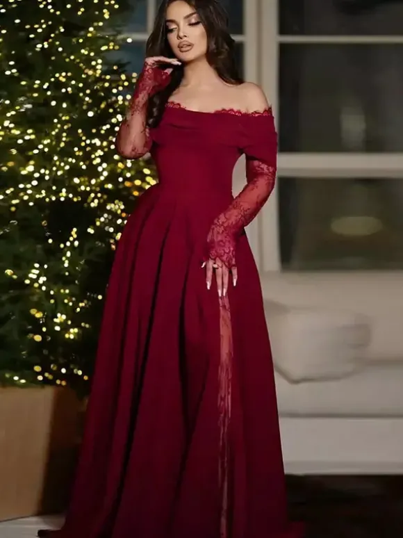 Robe de soirée maxi trapèze fendue manches longues et épaules dénudées en dentelle cils et dentelle cils