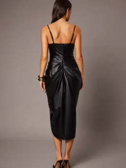 Robe de soirée midi noire à col bénitier plissée sans manches semi-formelle et moulante