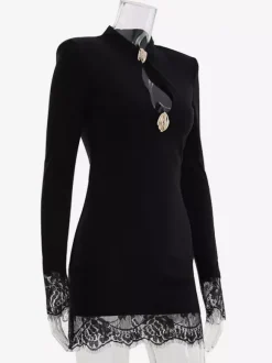 Robe de soirée mini moulante à col mandarin boutons dorés et poignets en dentelle manches longues