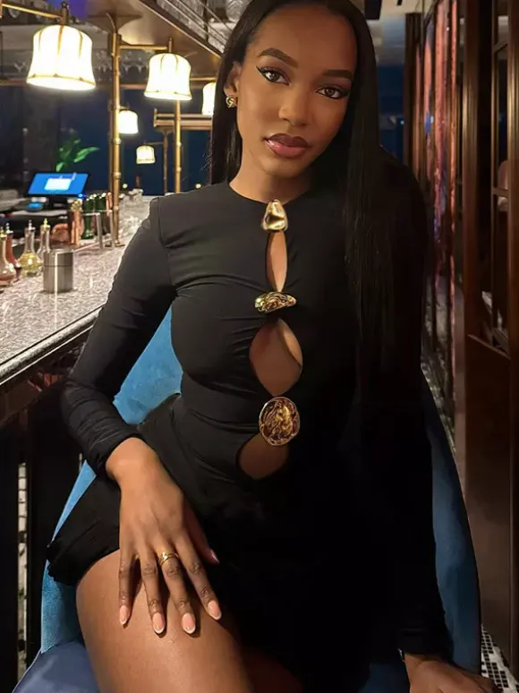 Robe de soirée mini noire à col bijou et manches longues découpées robe sexy semi-formelle