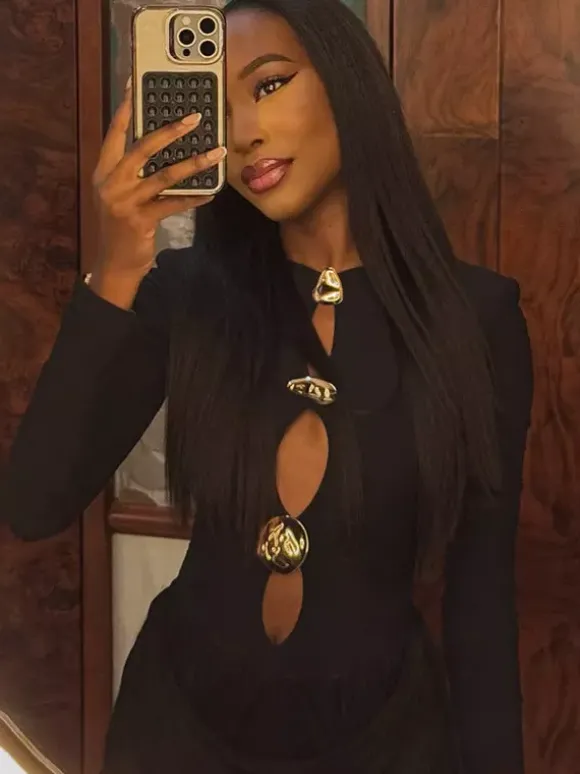 Robe de soirée mini noire à col bijou et manches longues découpées robe sexy semi-formelle