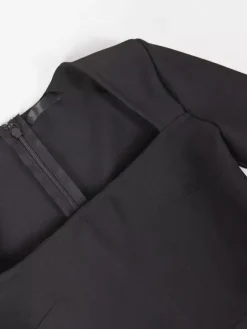 Robe de soirée mini noire à col rond et manches longues ornée de fleurs style semi-formel et sexy