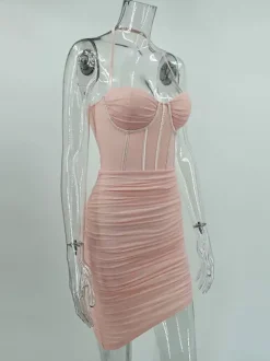Robe de soirée mini rose à bretelles décolleté sans manches coupe flatteuse et sexy semi-formelle