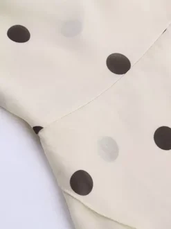 Robe de soirée moulante crème à pois marron dos nu mini col bénitier bretelles fines dos nu bretelles croisées.