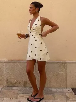 Robe de soirée moulante crème à pois marron dos nu mini col bénitier bretelles fines dos nu bretelles croisées.