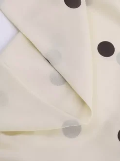 Robe de soirée moulante crème à pois marron dos nu mini col bénitier bretelles fines dos nu bretelles croisées.