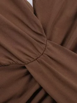 Robe de soirée moulante marron à dos nu et coupe sirène ornée d'une ceinture découpée et froncée.